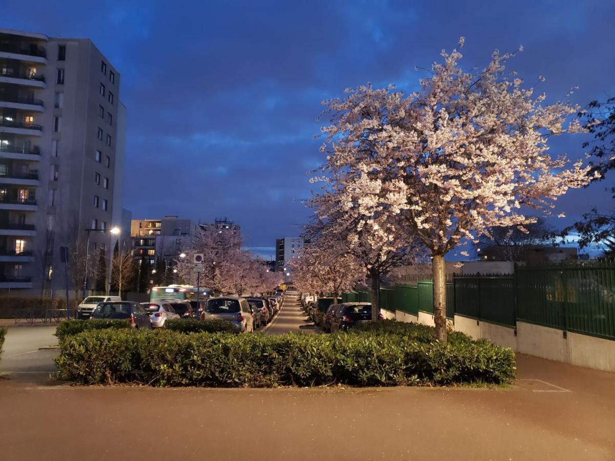 Disponible - Appartement Entier - 10Mn Rer B Aeroport Cdg - Paris Gare Du Nord, T11 Express, Le Bourget, Tout Equipe, Netflix Gratuit, 3 Personnes, 4Eme Etage, Escaliers, Parc Des Expositions, Parking Rue Gratuit Apres 19H Drancy Dış mekan fotoğraf